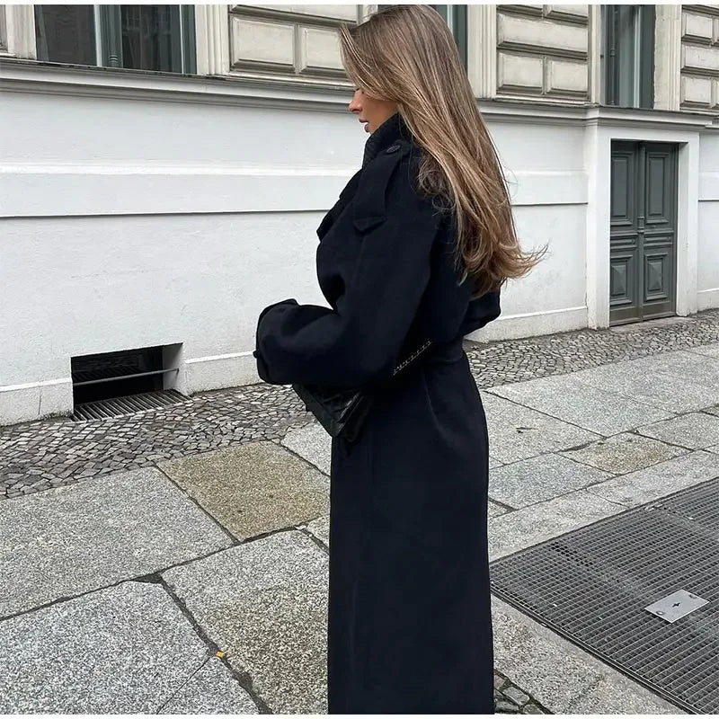 Elegancki damski płaszcz zimowy typu trencz, fason oversize. Długie okrycie wierzchnie idealne na co dzień.