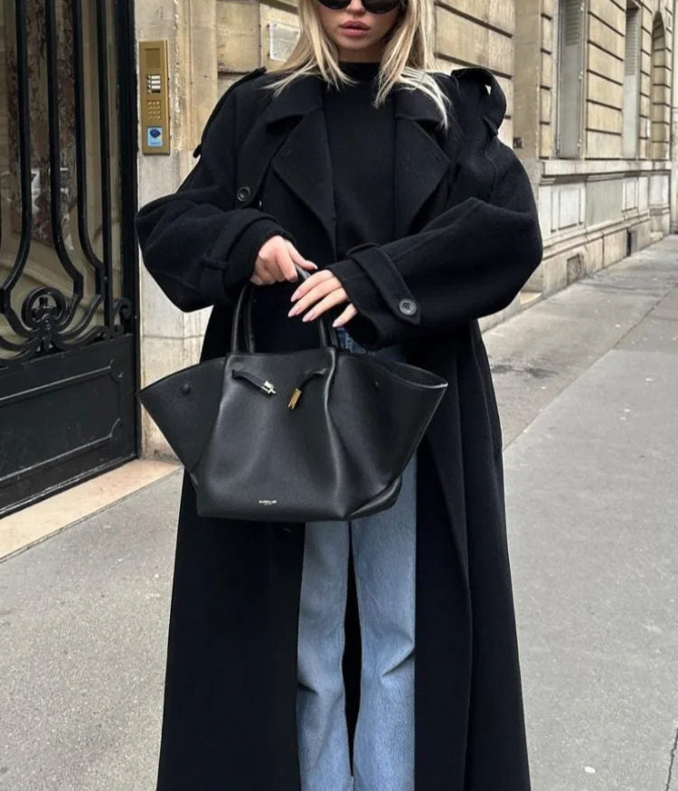 Modny długi trencz damski oversize, płaszcz zimowy, który doda szyku każdej stylizacji. Kobieca elegancja.
