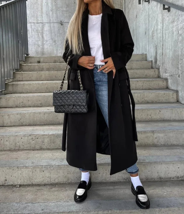 Klasyczny trencz damski. Długi płaszcz jesienny, dwurzędowy z ozdobnymi guzikami. Ponadczasowa elegancja.