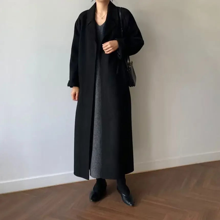 Modny długi płaszcz damski, wiązany. Idealny do zimowych i jesiennych eleganckich stylizacji.
