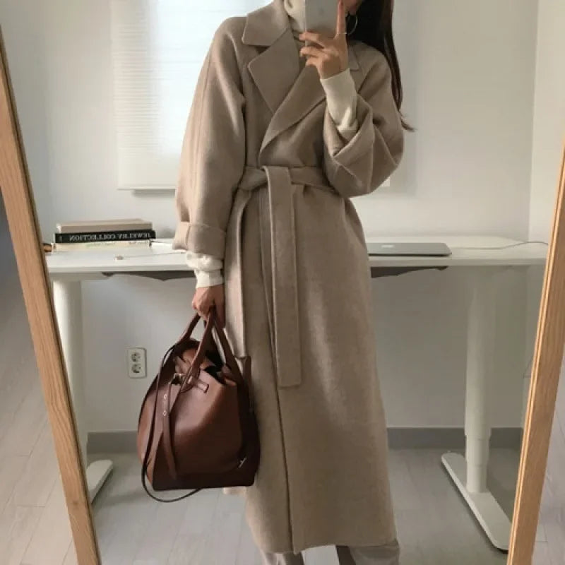 Modny długi płaszcz damski przejściowy. Elegancki, ponadczasowy styl na chłodne dni.