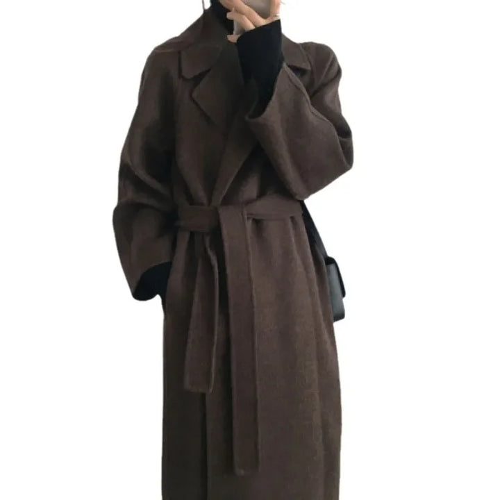 Klasyczny długi płaszcz damski. Elegancki, modny i uniwersalny na jesienne i zimowe dni.