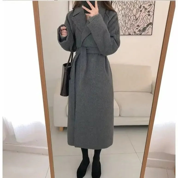 Ponadczasowy długi płaszcz damski. Elegancki, wiązany i modny, na każdą okazję.