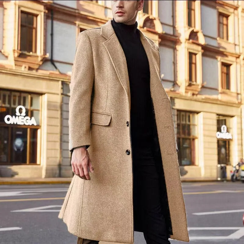 Klasyczny długi płaszcz męski. Elegancka moda na jesień i zimę. Okrycie wierzchnie do stylizacji biznesowej.