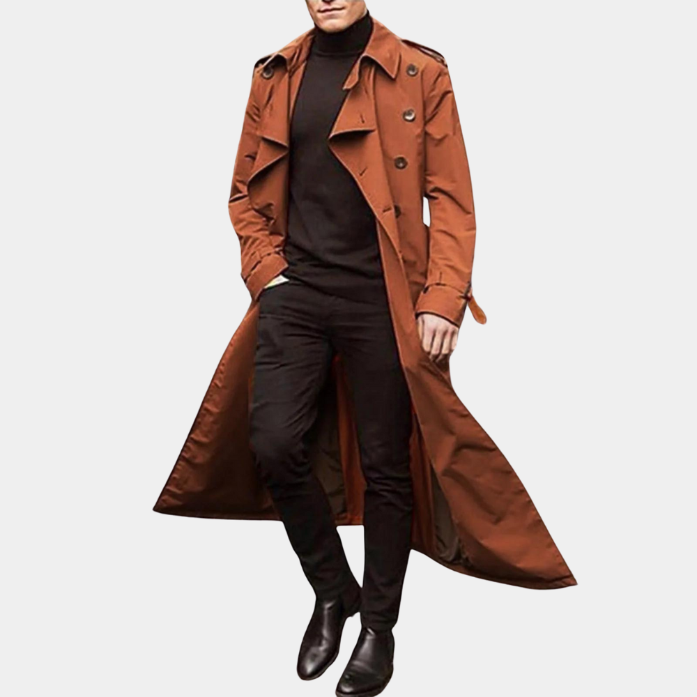 Tył długiego męskiego trenczu z rozcięciem. Elegancki płaszcz w klasycznym kroju. Moda męska.