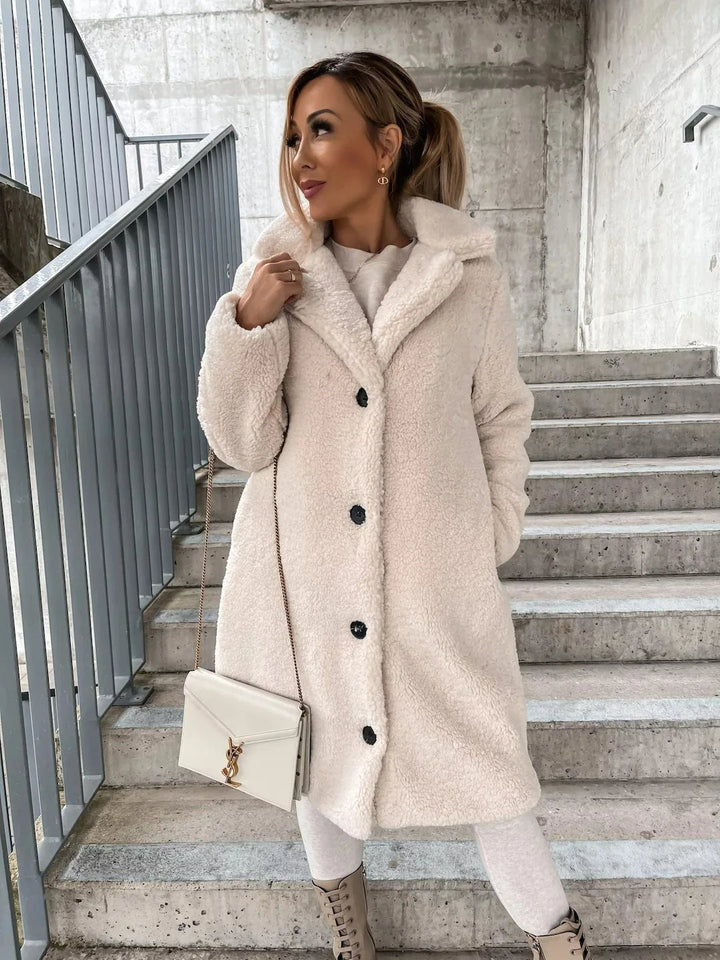 Elegancki długi płaszcz teddy damski. Klasyczny krój, oversize, z guzikami, idealny na jesień i zimę.