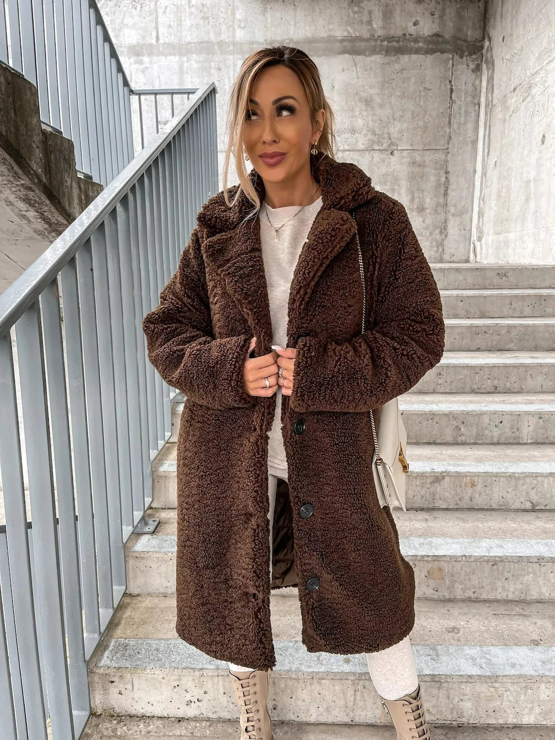 Modny długi płaszcz teddy damski oversize. Klasyczny, beżowy, z guzikami, wszechstronne okrycie wierzchnie.