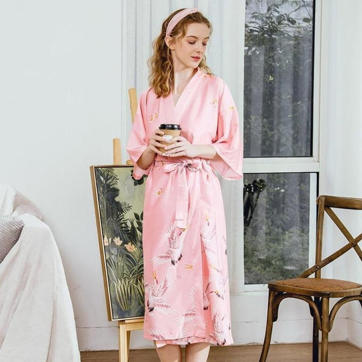 Modny damski peniuar z eleganckim wzorem ptaków, idealny jako bielizna nocna i homewear.