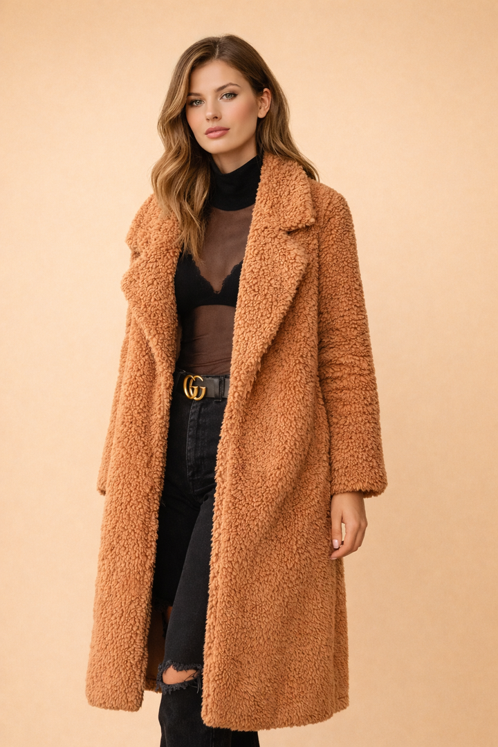 Modny sweter płaszcz damski, długi, z kołnierzem. Wygodny i elegancki. Doskonały do stylu miejskiego.
