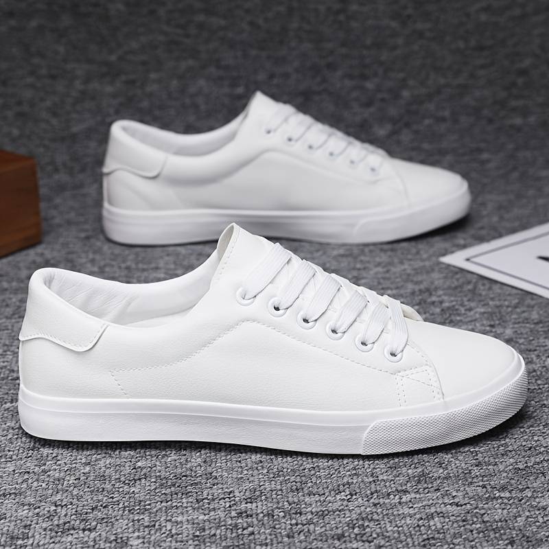 Męskie buty codzienne, widok na podeszwę i czarne sneakersy