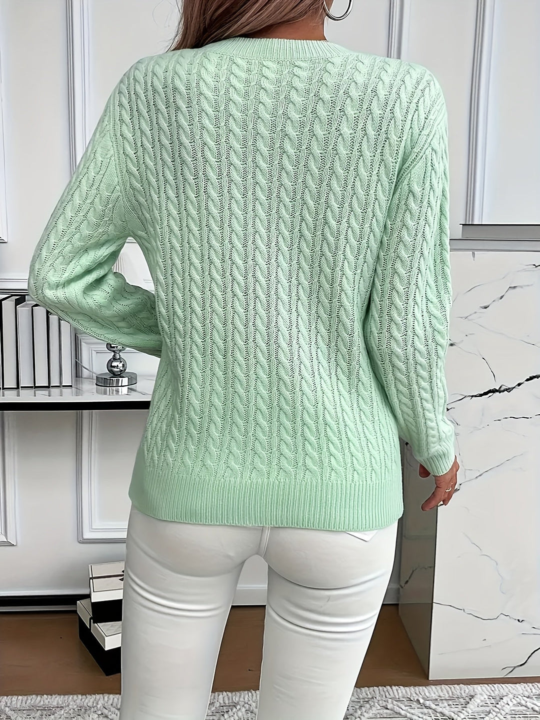 Damski sweter z warkoczami prezentowany na sylwetce