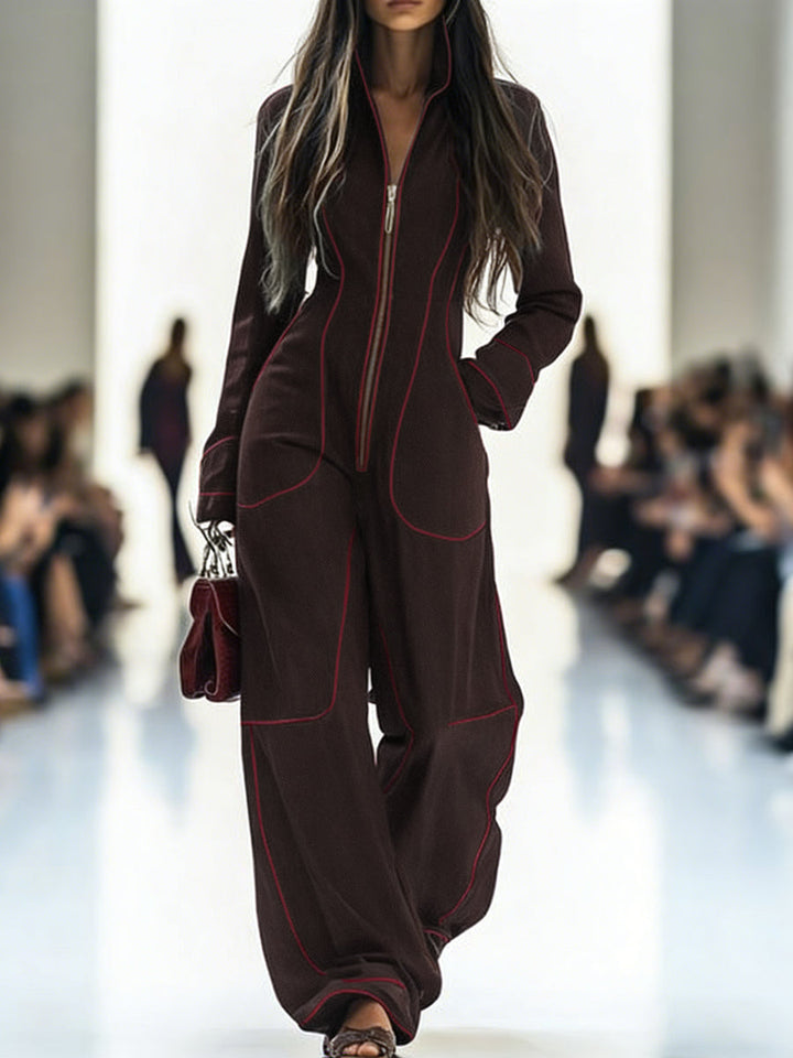 Kobieta prezentująca brązowy kombinezon denim z długimi rękawami i stójką