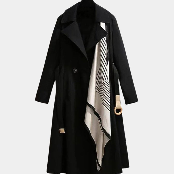 Stylowy beżowy płaszcz damski wiązany w pasie, modna odzież wierzchnia