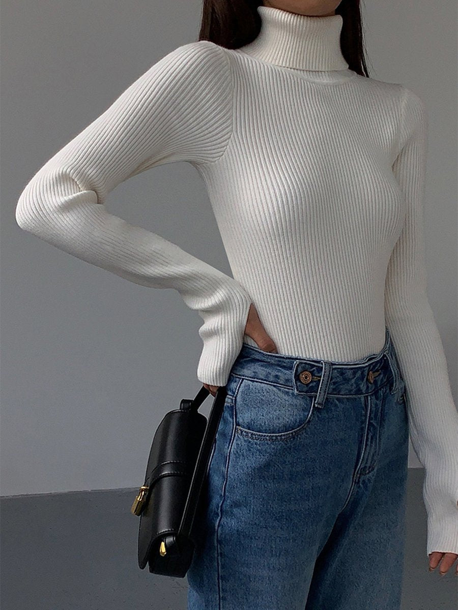 Dopasowany damski sweter z golfem w prążki, elegancka odzież damska