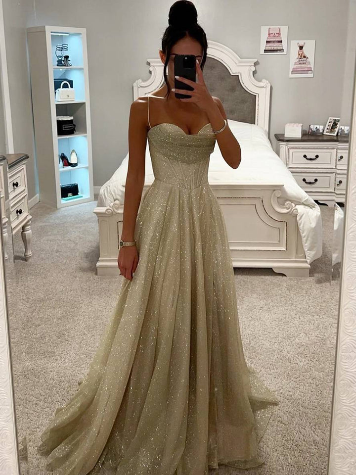 Kobieta w eleganckiej sukience maxi w kolorze szampana z dekoltem serce stojąca w sypialni