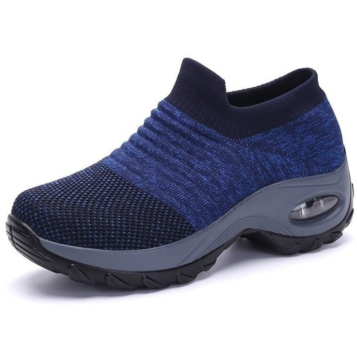 Wygodne buty sportowe damskie, zbliżenie na materiał oddychający cholewki.