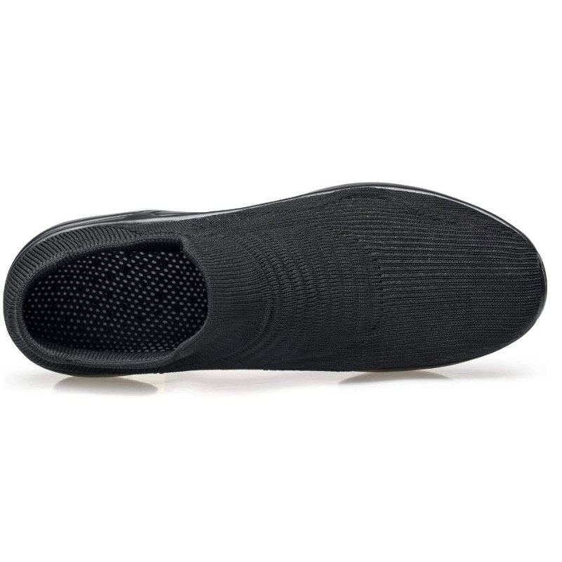 Kompletne ujęcie par obuwia sportowego slip-on z amortyzacją w codziennej stylizacji.