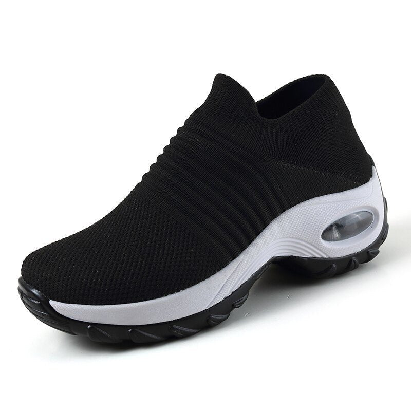 Wygodne sneakersy damskie slip-on w ujęciu z boku, widoczna elastyczna cholewka.