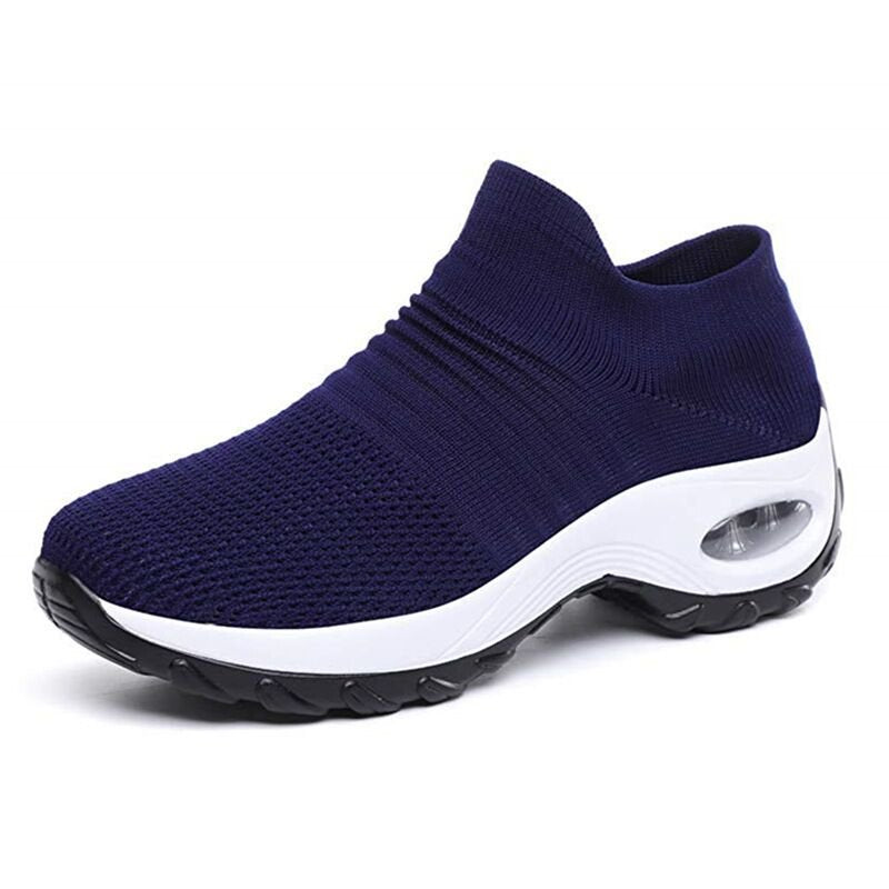 Stylowe buty wsuwane codzienne prezentowane na stopie modelki.