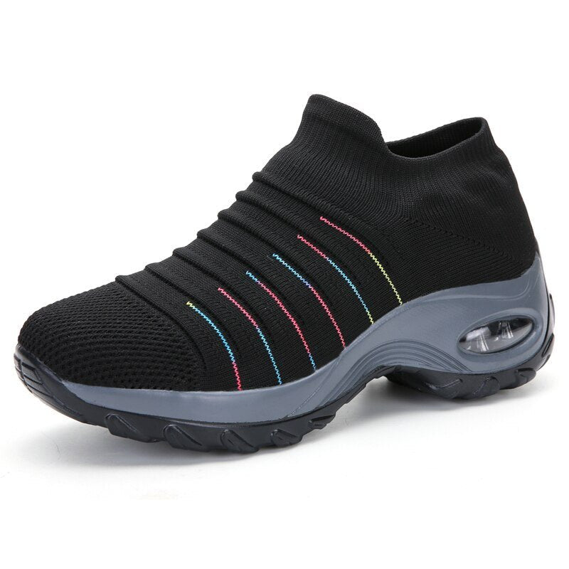 Damskie sneakersy z miękką wkładką ortopedyczną, widok z góry.