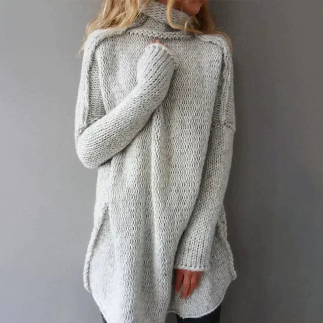 Damski szary sweter z golfem o kroju oversized prezentowany od przodu