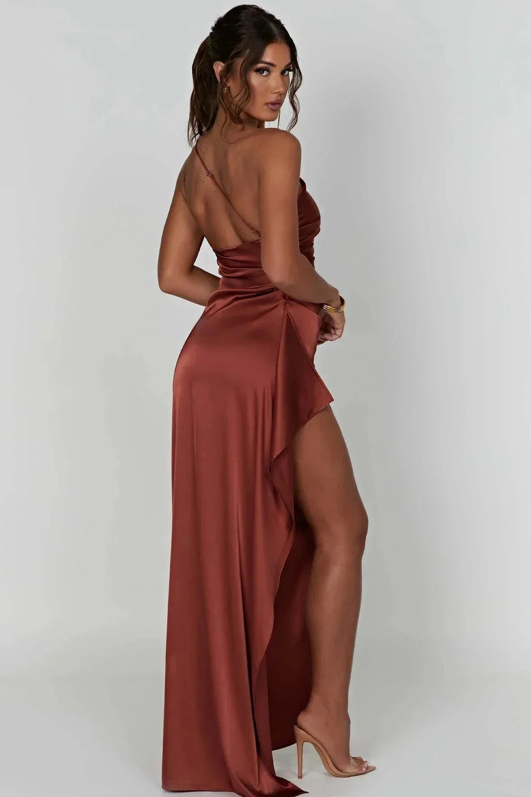 Modna asymetryczna sukienka maxi z rozcięciem. Idealna damska sukienka na lato i eleganckie przyjęcia.