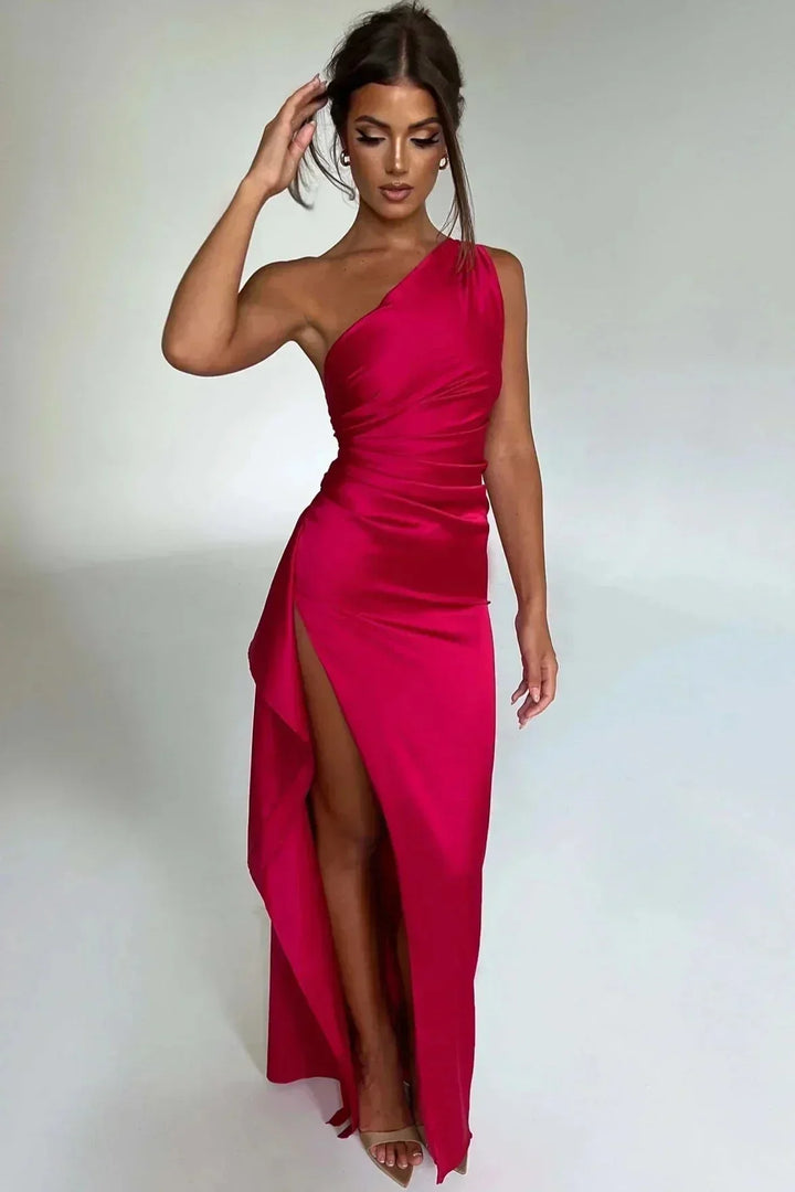 Elegancka sukienka wieczorowa maxi na jedno ramię z rozcięciem. Idealna damska moda na przyjęcia.