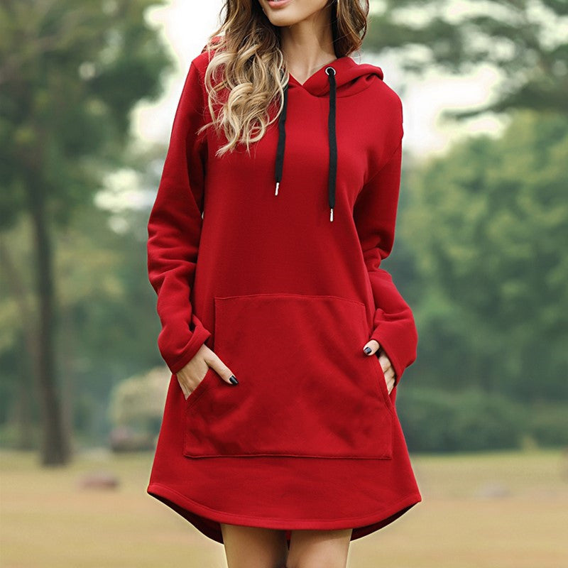 Modna bluza damska oversize z kapturem, długi krój dzianinowa. Casualowy styl dla wygody.