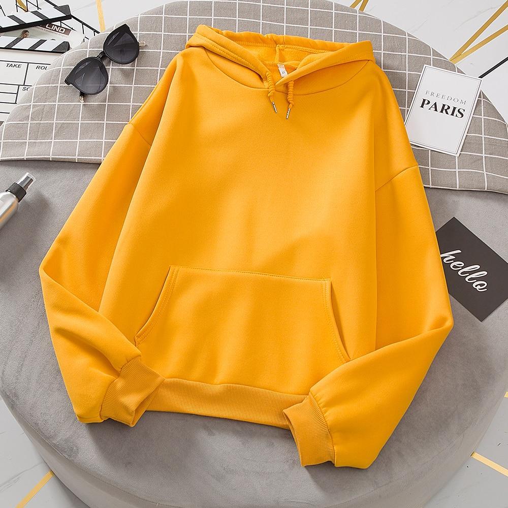 Nowoczesna damska bluza nierozpinana z kapturem. Hit streetwear, dodaje charakteru każdej casualowej stylizacji.