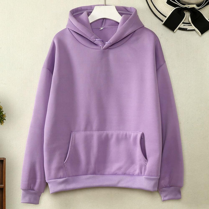 Prosta damska bluza z kapturem. Nierozpinana, jednokolorowa. Idealna do warstwowych stylizacji na co dzień.