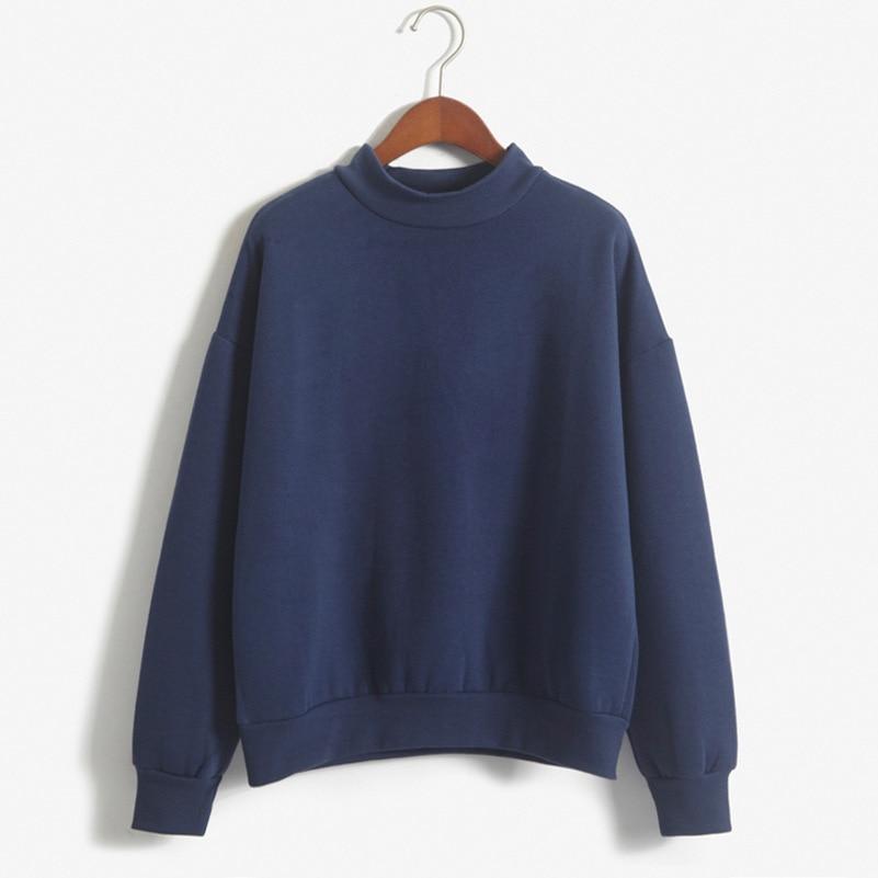 Damska bluza basic oversize, nierozpinana, w stylu casual, zapewnia komfort i modny wygląd w streetwearowych stylizacjach.