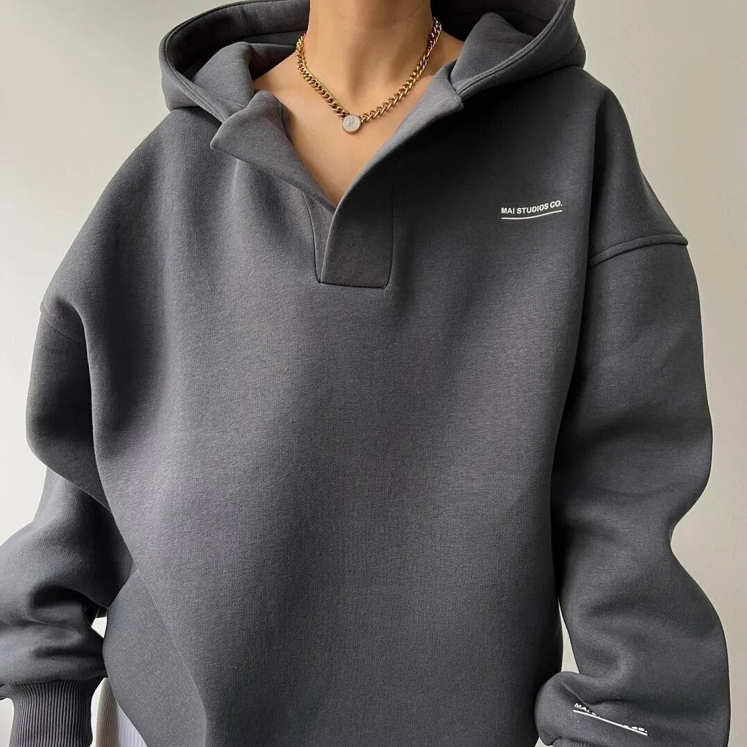 Modna damska bluza oversize Elwira z kapturem. Wygodna i ciepła, idealna do casualowych stylizacji na jesień i zimę.