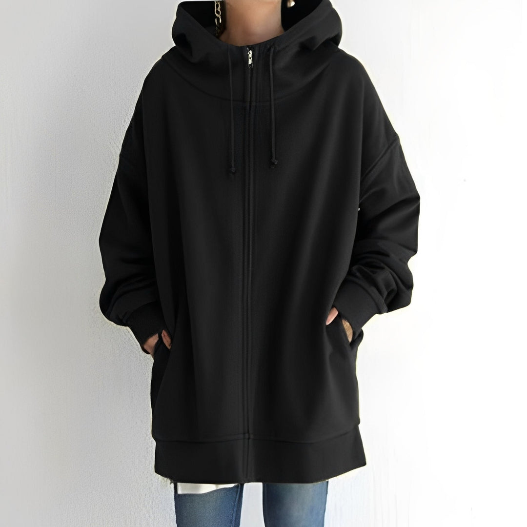 Damska bluza oversize z kapturem, idealna do miejskich stylizacji, modna i wygodna.