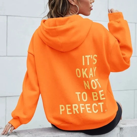 Luźna damska bluza oversize z kapturem i oryginalnym nadrukiem. Komfortowa i modna do wielu stylizacji.