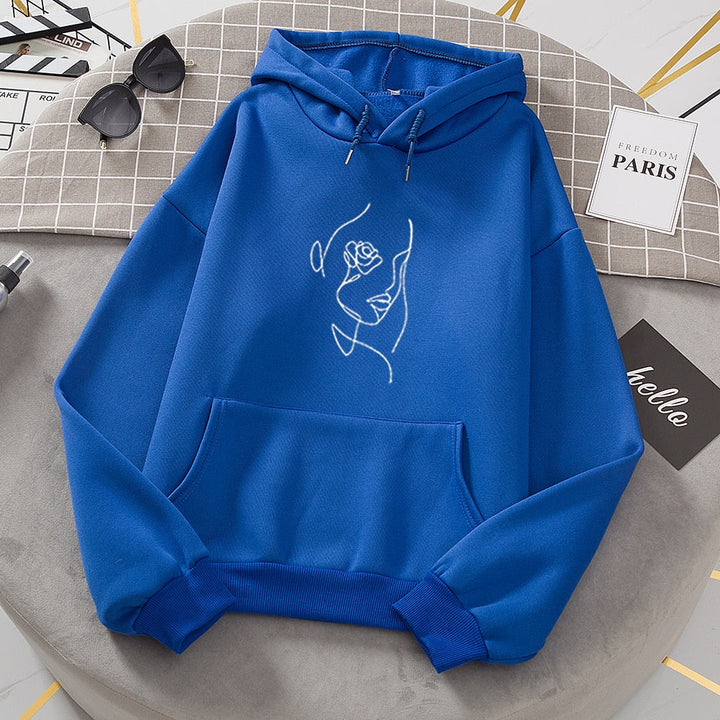 Czarna damska bluza nierozpinana, z minimalistycznym logo/nadrukiem. Stylowa i komfortowa jesienią.