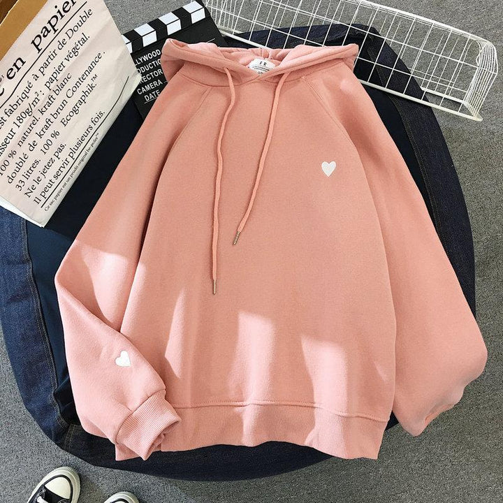 Wygodna damska bluza casual z sercami i kapturem. Nierozpinana, dziewczęcy styl, moda na każdą okazję.