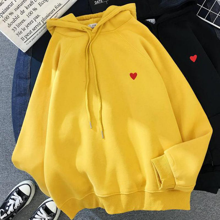 Bluza damska z motywem serca, kapturem i bez zamka. Komfortowy krój, casualowy look, super na jesień.