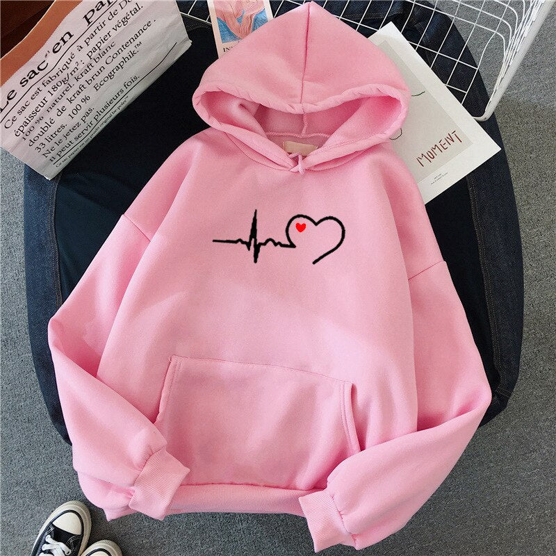 Tekstura miękkiego materiału bluzy damskiej z kapturem. Komfortowa, casualowa bluza z sercem.