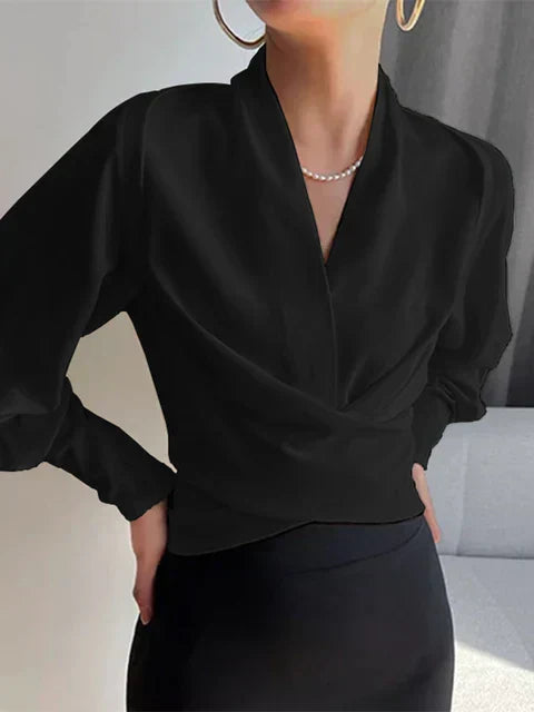 Czarna bluzka kopertowa z długim rękawem. Elegancka bluzka damska do pracy, modna, uniwersalna stylizacja.