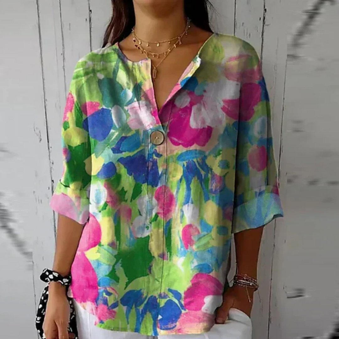Elegancka damska bluzka w kwiaty z guzikami. Luźny krój, przewiewna, modny styl na co dzień.