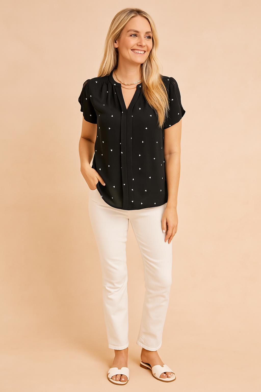 Wygodna bluzka damska Livia w serduszka. Krótki rękaw, uniwersalna, do casualowych outfitów na wiosnę/lato.