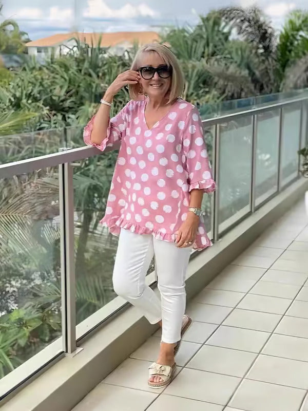 Damska bluzka z dekoltem w serek i modnymi falbanami. Uniwersalny i komfortowy top do wielu stylizacji.