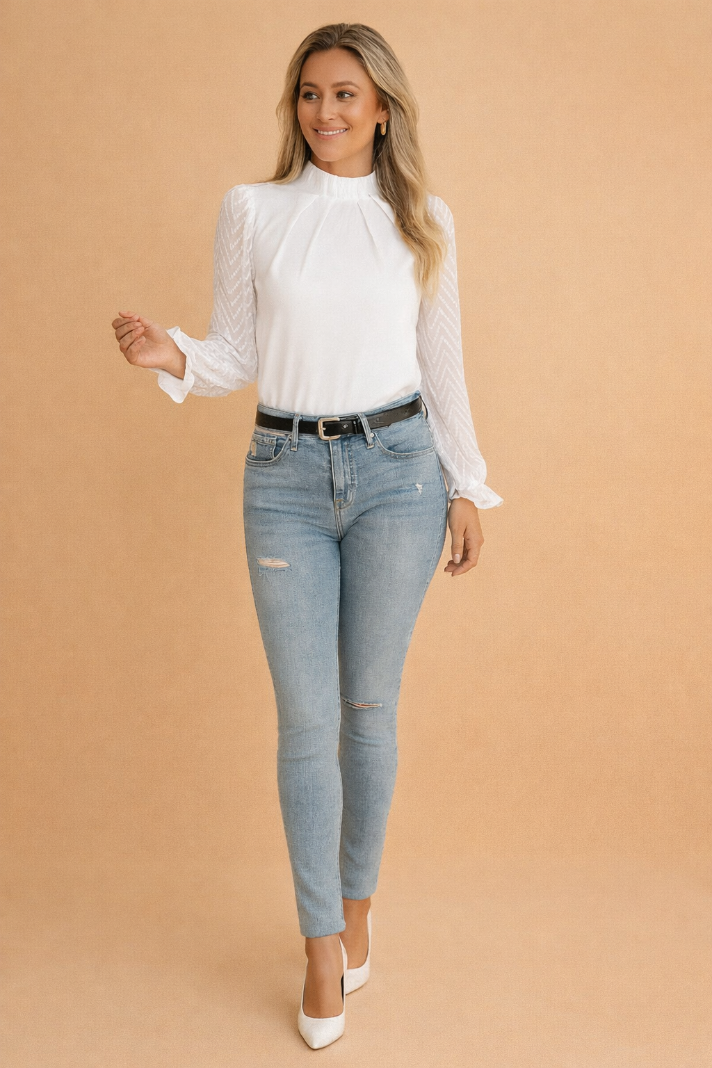 Stylowa damska bluzka z przezroczystymi rękawami i stójką. Elegancka moda casual.