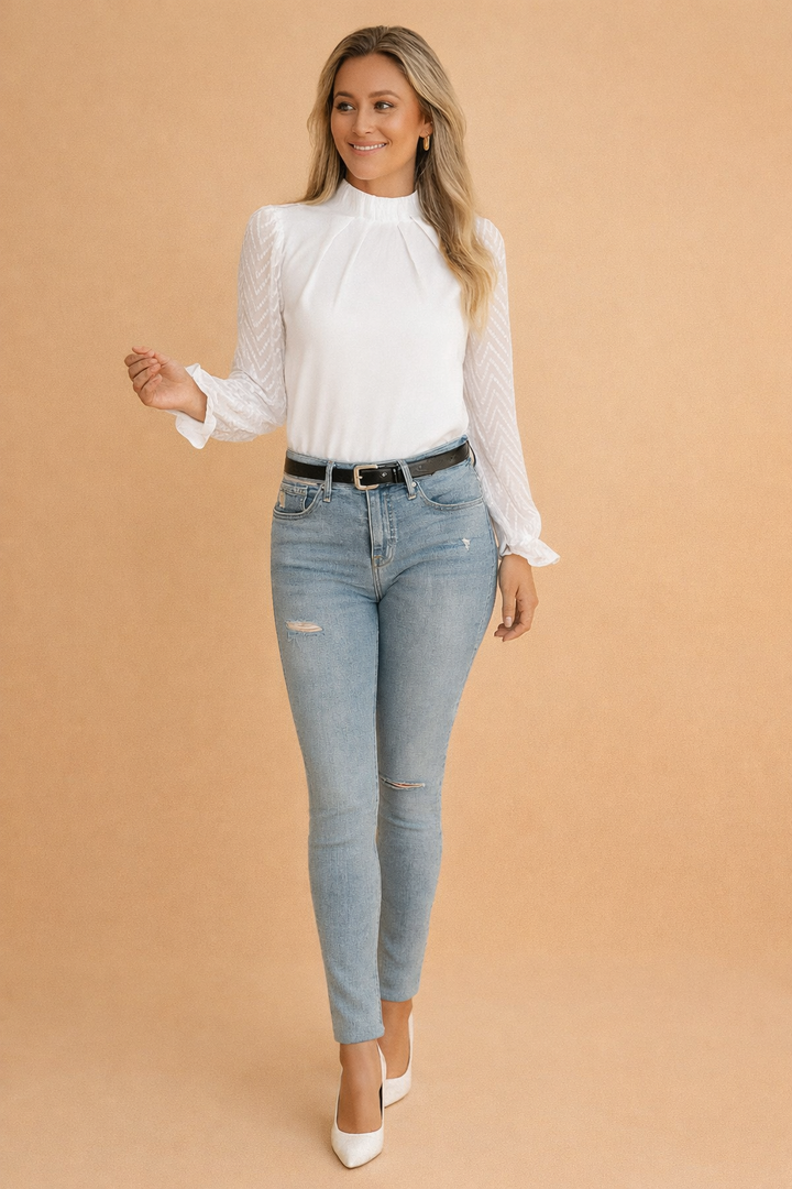 Stylowa damska bluzka z przezroczystymi rękawami i stójką. Elegancka moda casual.