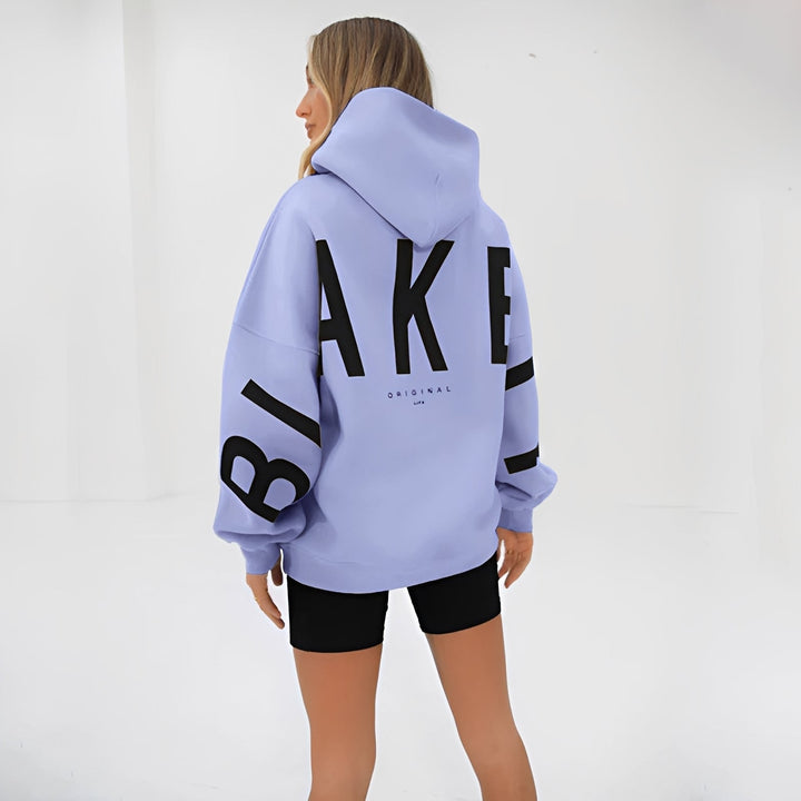 Komfortowa damska bluza oversize z kapturem, z modnym nadrukiem, idealna na chłodne dni.
