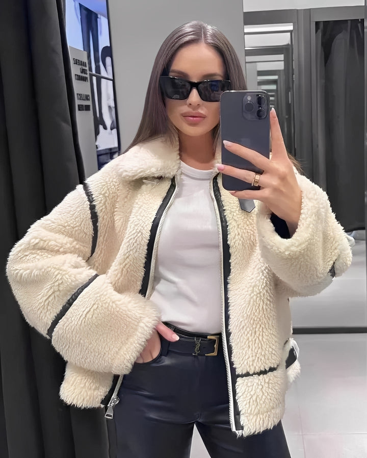 Elegancka damska kurtka zimowa oversize. Idealna do casualowych stylizacji, zapewnia ciepło i modny wygląd.