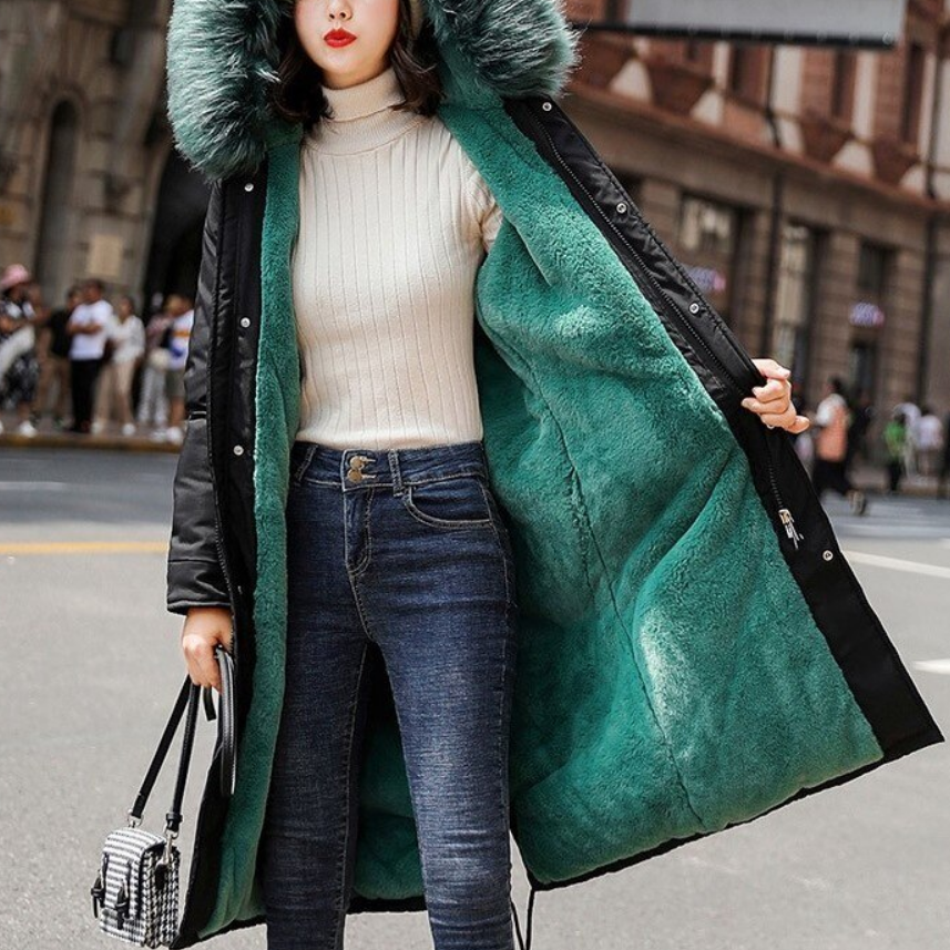 Damska zimowa kurtka długa, ocieplana, z ozdobnym futerkiem. Praktyczna i stylowa odzież wierzchnia.
