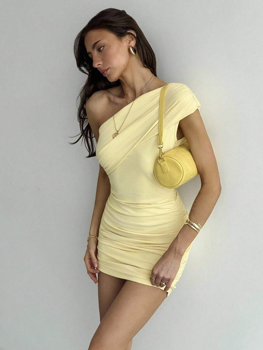 Modna żółta sukienka damska mini na jedno ramię. Elegancka, dopasowana sukienka bez rękawów, idealna na imprezę.