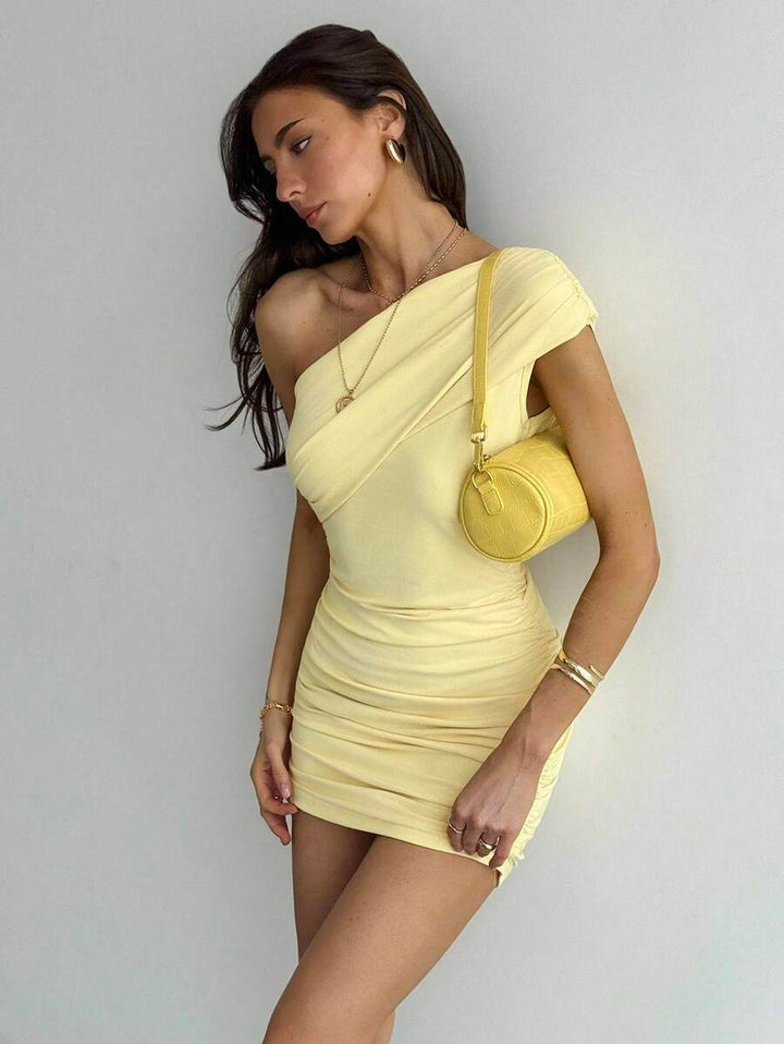 Modna żółta sukienka damska mini na jedno ramię. Elegancka, dopasowana sukienka bez rękawów, idealna na imprezę.