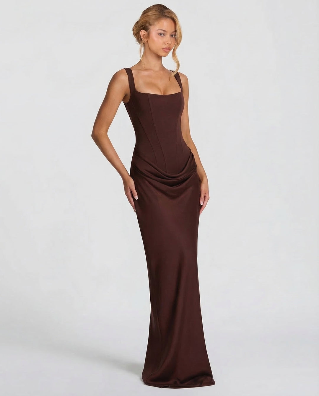 Elegancka sukienka maxi damska, z podkreśloną talią, krój klepsydra. Modna.